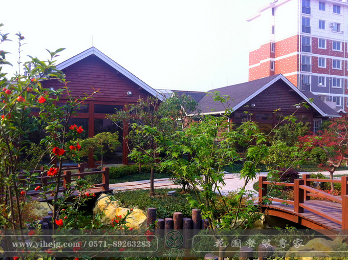 尊皇國(guó)際酒店屋頂花園｜頂樓花園景觀(guān)綠化｜露臺(tái)花園景觀(guān)設(shè)計(jì)｜屋頂木平臺(tái)景觀(guān)施工